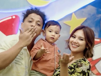 5 Potret Keseruan Ulang Tahun Kedua Naka, Anak Indah Permatasari dan Arie Kriting
