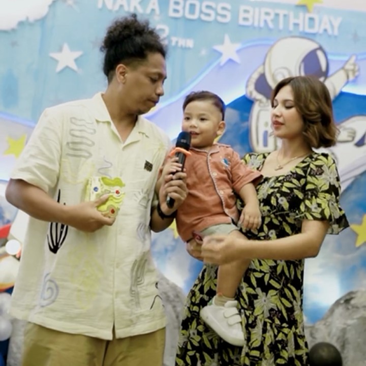 <p>Indah Permatasari dan Arie Kriting baru saja merayakan ulang tahun anak semata wayang mereka, Bunda. Anak laki-laki mereka yang bernama Naka tersebut baru genap berusia 2 tahun. (Foto: Instagram @indahpermatas dan @arie_kriting)<br /><br /><br /></p>