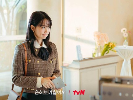 5 Outfit Shin Min Ah di Drakor No Gain No Love, Cocok untuk ke Kantor