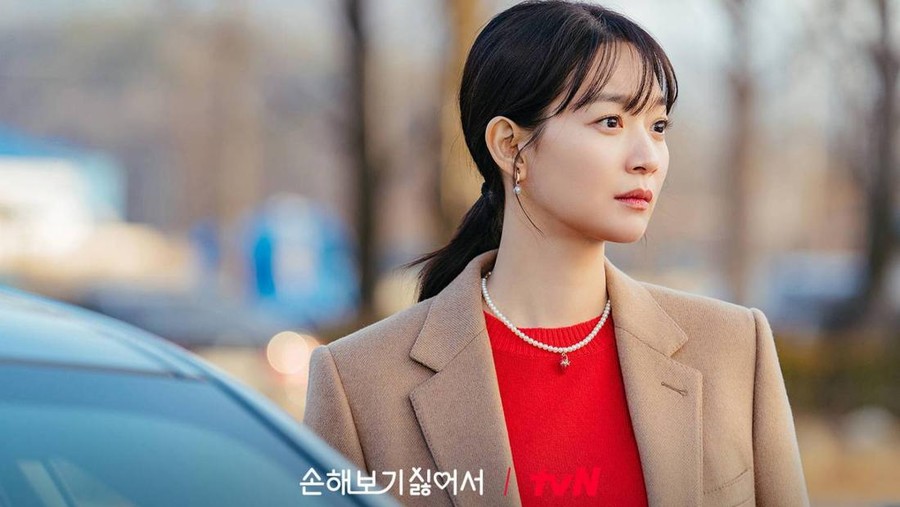 Outfit Shin Min Ah di Drakor No Gain No Love, Cocok untuk ke Kantor