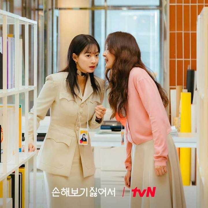 <p>Shin Min Ah kembali mengenakan <em>slayer</em> pada OOTD yang berbeda. Kali ini, ia mengenakan setelan busana kerja warna putih gading yang kontras dengan <em>slayer</em> berwarna hitam. (Foto: Dok. tvN)</p>