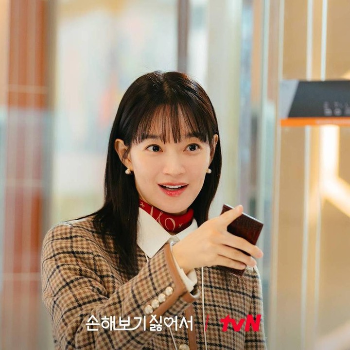 <p>Shin Min Ah <em>comeback</em> di drama Korea terbaru berjudul <em>No Gain No Love.</em> Ia tampil memesona sebagai perempuan karier bernama Son Hae Yeong. Di tempat kerja, ia kerap mengenakan padu padan busana kantor yang modis. Intip saja penampilannya dengan blazer motif yang dipadukan bersama aksesori <em>slayer</em> pada lehernya. (Foto: Dok. tvN)</p>