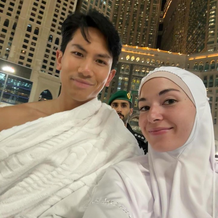 <p>Pada April 2025, Pangeran Mateen sempat membagikan momen bersama Anisha Rosnah ketika sedang menunaikan ibadah di Tanah Suci. Keduanya terlihat sangat bahagia ya, Bunda? (Foto: Instagram @tmski)</p>