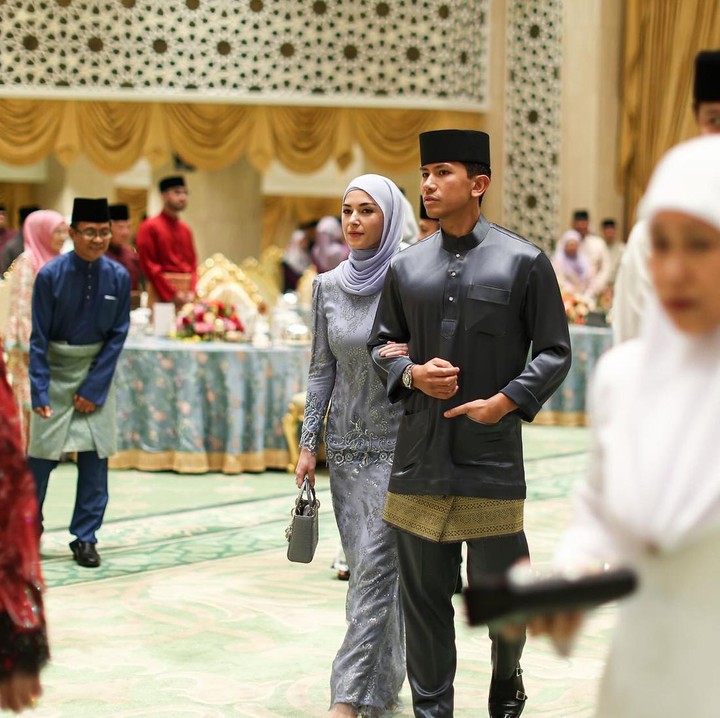 <p>Sejak resmi menjadi suami istri, Anisha Rosnah kerap mendampingi Pangeran Mateen di berbagai acara penting. Keduanya bersama-sama menyapa para tamu yang mereka temui. (Foto: Instagram @tmski)</p>