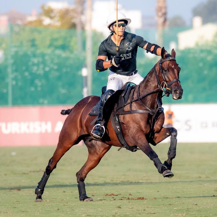 <p>Anisha Rosnah menyaksikan Pangeran Mateen yang tengah bermain polo sambil berkuda. Ia dengan gagah menunggangi kudanya saat bertanding di lapangan. (Foto: Instagram @tmski)</p>