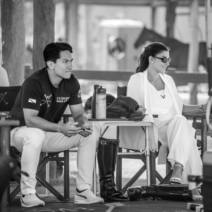 <p>Pangeran Mateen membagikan unggahan terbaru yang memperlihatkan momen kebersamaan dengan sang istri, Anisha Rosnah. Kali ini, Anisha mendampingi Pangeran Mateen yang sedang berkuda. Ia terlihat anggun dalam balutan loose outer yang dilengkapi dengna <em>strappy shoes</em> dan kacamata hitam. (Foto: Instagram @tmski)</p>