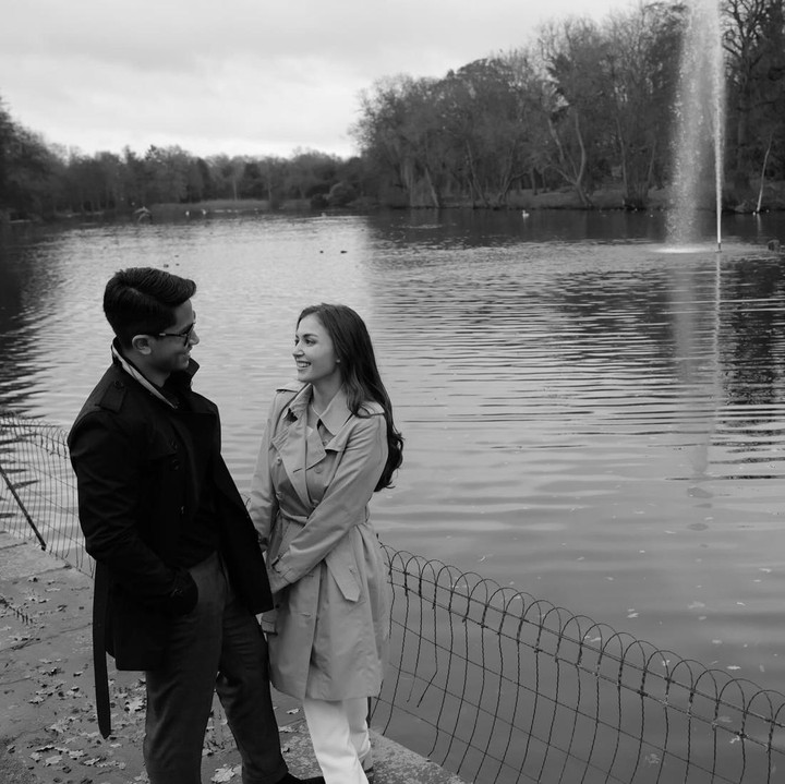 <p>Perlakuan Pangeran Mateen terhadap sang istri juga sering membuat netizen baper. "Cara dia menatap sang isti, hatiku meleleh melihat foto ini," komentar akun @mercy_mik****. "Saya bisa merasakan cinta mereka," ucap @germanlar*** (Foto: Instagram @tmski)</p>