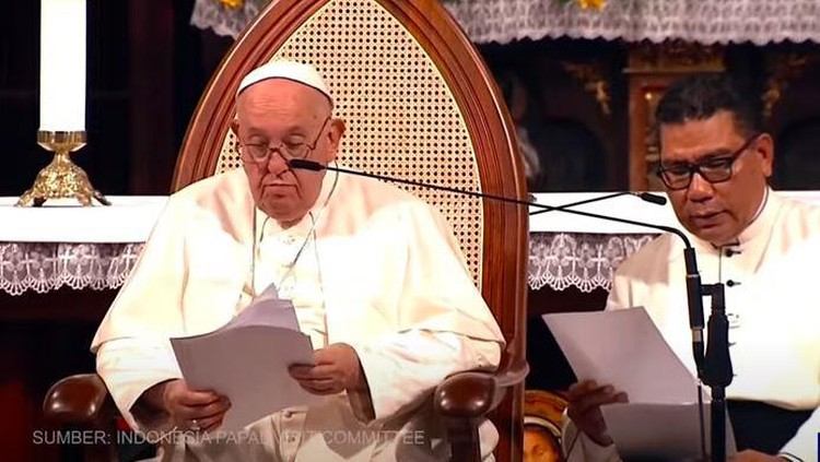 Pater Markus Solo Kewuta (kanan) menjadi penerjemah bahasa untuk Paus Fransiskus saat mengunjungi Komunitas Scholas Occurrente di Gereja Katedral Jakarta. (Tangkapan layar Youtube Kemenag RI)