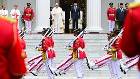 FOTO: Momen Bersejarah Paus Fransiskus Disambut Jokowi di Istana