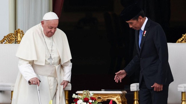 Presiden Jokowi menilai kunjungan Paus ke Indonesia telah memberikan pesan krusial kepada bangsa khususnya mengenai perbedaan dan toleransi.