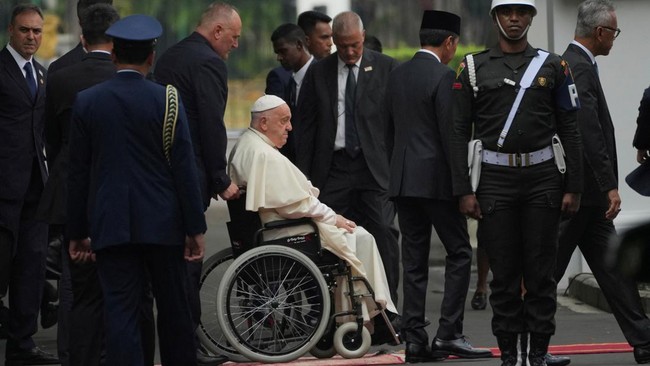 Lima ratus orang anak berbaju budaya menyambut kehadiran Pemimpin Gereja Katolik bumi Paus Fransiskus di Istana Kepresidenan Jakarta.