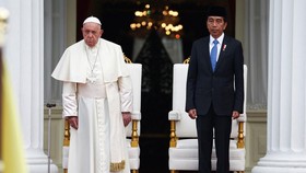 Jokowi Membungkuk Sambut Paus Fransiskus di Istana