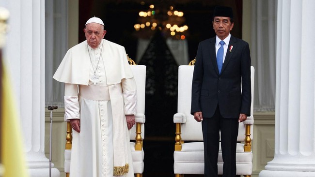 Presiden Jokowi menyambut pemimpin Vatikan Paus Fransiskus sembari membungkuk dan tersenyum saat sampai di Istana Kepresidenan Jakarta.