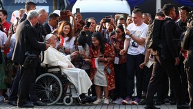 Tiba di Gereja Katedral, Paus Fransiskus Disoraki 'Viva Il Papa'