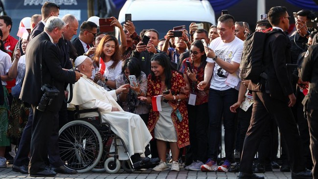 Paus Fransiskus Sambut Sambutan Hangat di Gereja Katedral dengan Teriakan 'Viva Il Papa!'