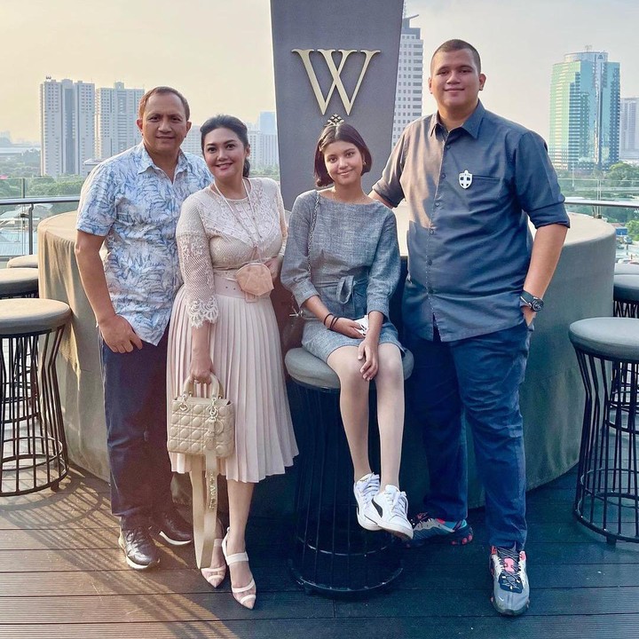 <p>Bella Saphira menikah dengan Letnan Jenderal H. Agus Surya Bakti pada tahun 2013, Bunda. Sejak menikah, Bella pun menjadi Bunda dengan dua anak sambung. (Foto: Instagram: @bellasaphiraofficial)</p>