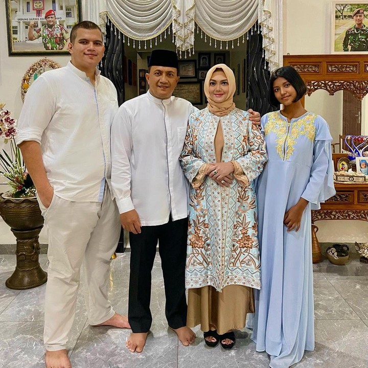 <p>Banyak netizen yang senang dengan keharmonisan keluarga Bella Saphira, Bunda. Tidak sedikit yang mendoakan agar Bella dan keluarga selalu diberikan kebahagiaan dan keberkahan. (Foto: Instagram: @bellasaphiraofficial)</p>