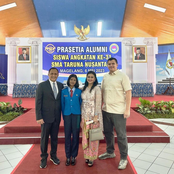 <p>Diandra diketahui menempuh pendidikan sekolah menegah atasnya di SMA Taruna Nusantara Magelang. Ketika wisuda, dirinya terlihat cantik dengan rambut pendek sebahu. (Foto: Instagram: @bellasaphiraofficial)</p>