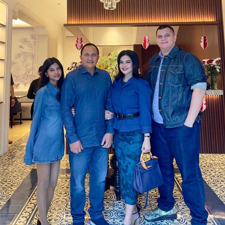 <p>"MasyaAllah tabarakallah Mbak Bella Saphira semoga keluarganya selalu dalam lindungan Allah SWT<em> Aminn ya rabbal al aminn</em>," ungkap seorang netizen. "Semoga menjadi keluarga yang <em>sakinah, mawadah, warahmah</em>," ujar netizen lainnya. (Foto: Instagram: @bellasaphiraofficial)</p>