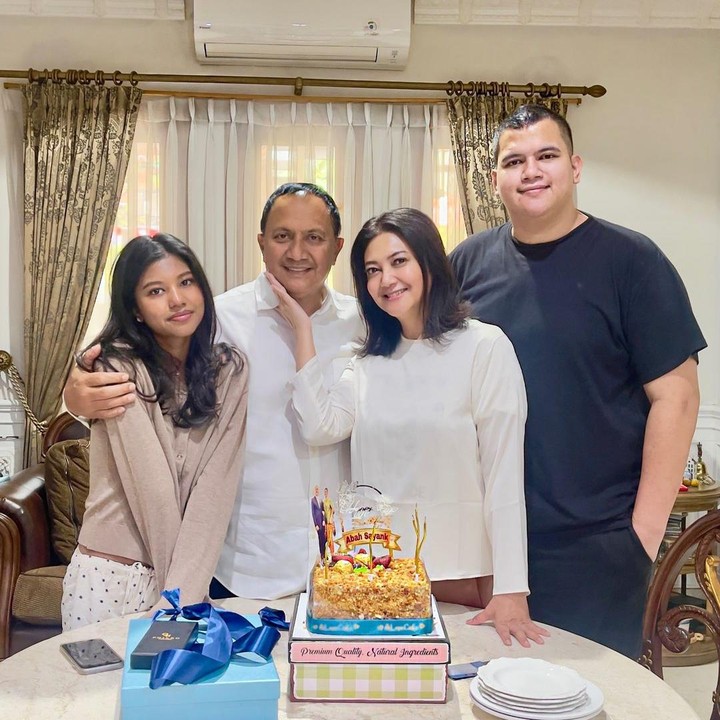 <p>Kedua anak sambung Bella, Achmad Charliandra dan Diandra Minunet, sudah beranjak dewasa. Penampilan Diandra pun kian mencuri perhatian netizen, Bunda . (Foto: Instagram: @bellasaphiraofficial)</p>