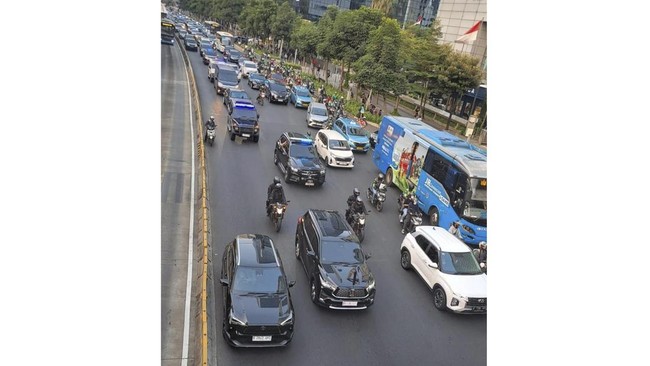 Dalam foto nan dikonfirmasi Deputi Protokol Pers Setpres, mobil Innova Zenix nan ditumpangi Jokowi dikawal sejumlah mobil dan motor Paspampres.