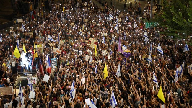 Ribuan massa berkumpul di depan gedung pemerintah dan markas militer Israel di Tel Aviv menuntut pembebasan sandera di Gaza.
