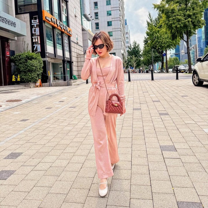 <p>Shandy juga memamerkan gaya rambut barunya ketika mengunggah poret OOTD dengan memakai <em>jumpsuit</em> dan <em>outer</em> warna pink muda. "Semakin cantik dan menyala," kata netizen @itsme.is**** (Foto: Instagram @shandyaulia)</p>