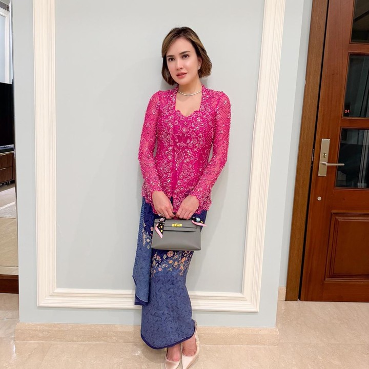 <p>Shandy Aulia tampil mangilingi dengan penampilan baru. Ia memotong rambutnya hingga pendek di atas bahu. (Foto: Instagram @shandyaulia)</p>