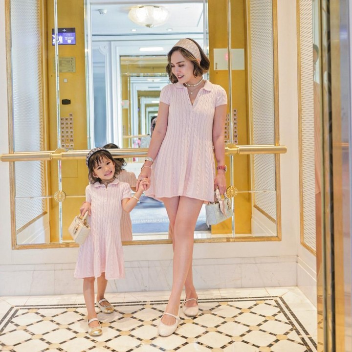 <p>Sebagai Bunda satu anak, Shandy Aulia selalu terlihat modis dengan padu padan <em>outfit</em>-nya. Gaya rambut pendek Shandy berpadu manis dengan aksesori bandana yang ia kenakan. Ia juga terlihat memesona berkat kombinasi <em>shirt dress</em> dan <em>ballerina flatshoes</em>. (Foto: Instagram @shandyaulia)</p>