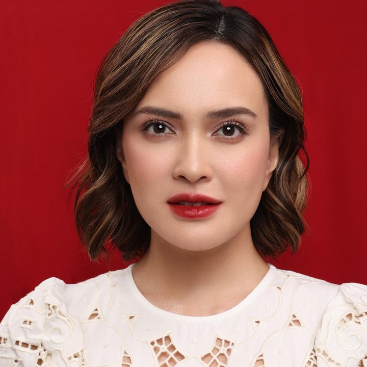 <p>Setelah memotong rambut, Shandy Aulia sempat mengabadikan penampilan baru itu sebagai foto KTP barunya. Potretnya sontak mencuri perhatian netizen. "Ini kenapa foto KTP cakep amat.. Aku menganggap foto KTP ku adalah aib," kata akun @aqur***. (Foto: Instagram @shandyaulia)</p>