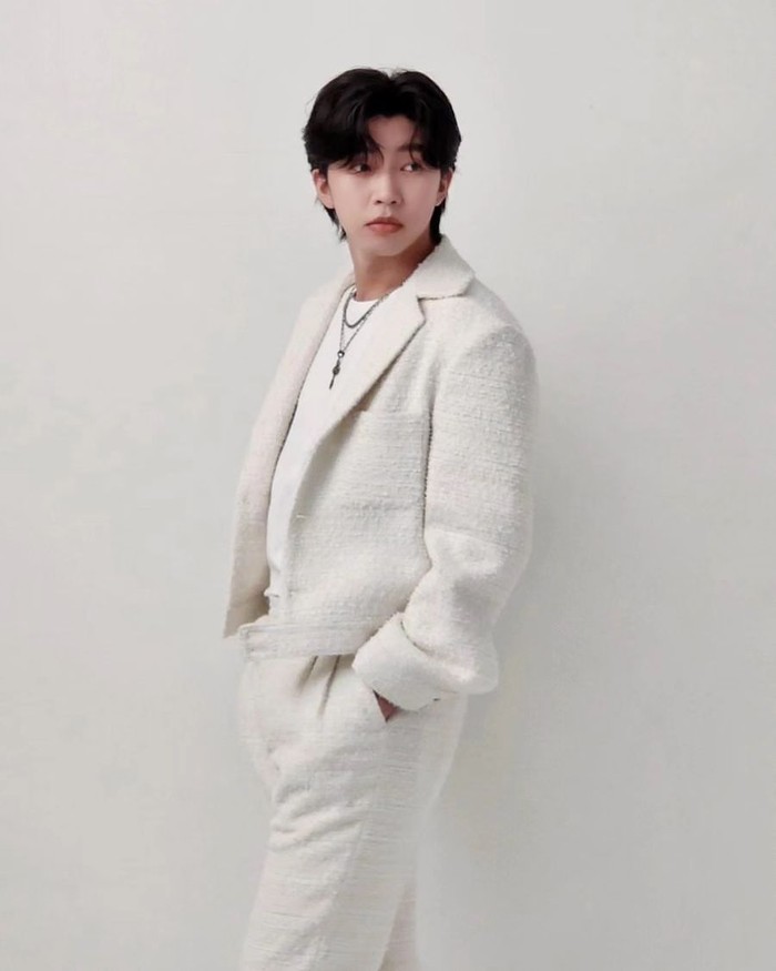 Siapa sih yang tidak kenal Lim Young Woong? Ya, solois Korea berusia 33 tahun yang dikenal memiliki fanbase yang besar dan loyal tersebut kembali membuktikan popularitasnya dengan menempati posisi ke-4 dalam daftar ini. / Foto: instagram.com/im_hero____