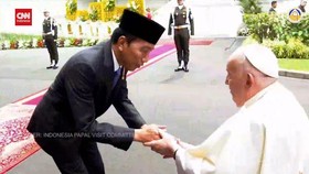 VIDEO: Paus Fransiskus Tiba di Istana, Langsung Disambut Jokowi