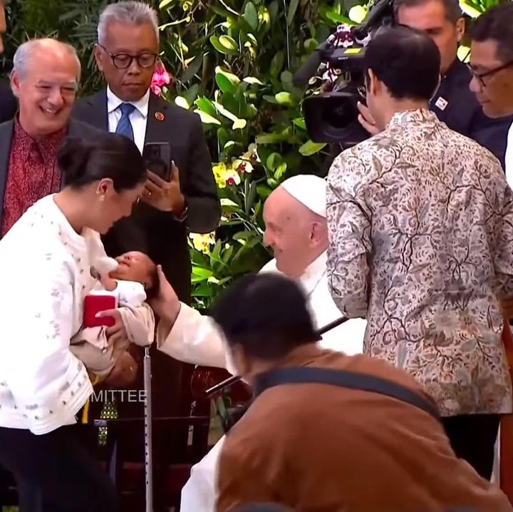 <p>Paus Fransiskus sempat menanyakan nama anak Nadiem dan Franka. Setelahnya, Paus pun beberapa kali mengelus kepala anak Nadiem. (Foto: YouTube Kemenag RI)</p>