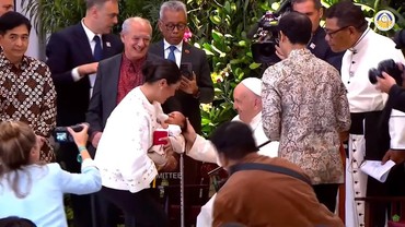 5 Potret Momen Anak Keempat Nadiem Makarim Diberkati Paus Fransiskus