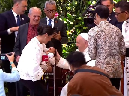5 Potret Anak Menteri Nadiem Makarim Diberkati Paus Fransiskus