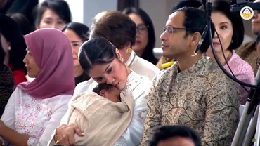 img-title Agama Menteri Nadiem Makarim Disorot Saat Anaknya Diberkati Paus Fransiskus