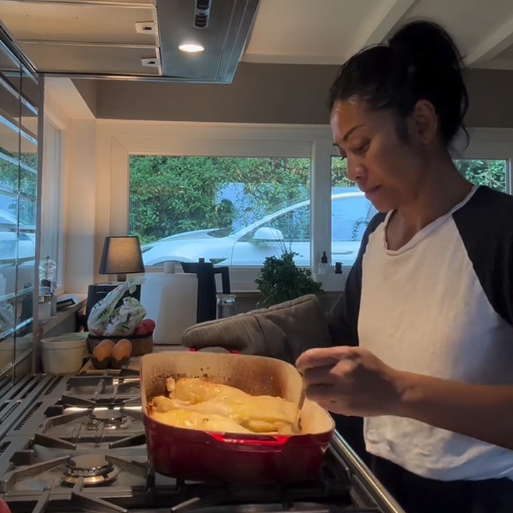 <p>Anggun C Sasmi juga merupakan Bunda seleb yang gemar memasak. Dalam videonya, Anggun terlihat sedang memasak nasi dan ayam panggang. Dapur milik Anggun yang menghadap ke halaman belakang dengan pemandangan hutan membuatnya semakin betah menghabiskan waktu di tempat itu untuk memasak, nih. (Foto: Instagram @anggun_cipta)</p>