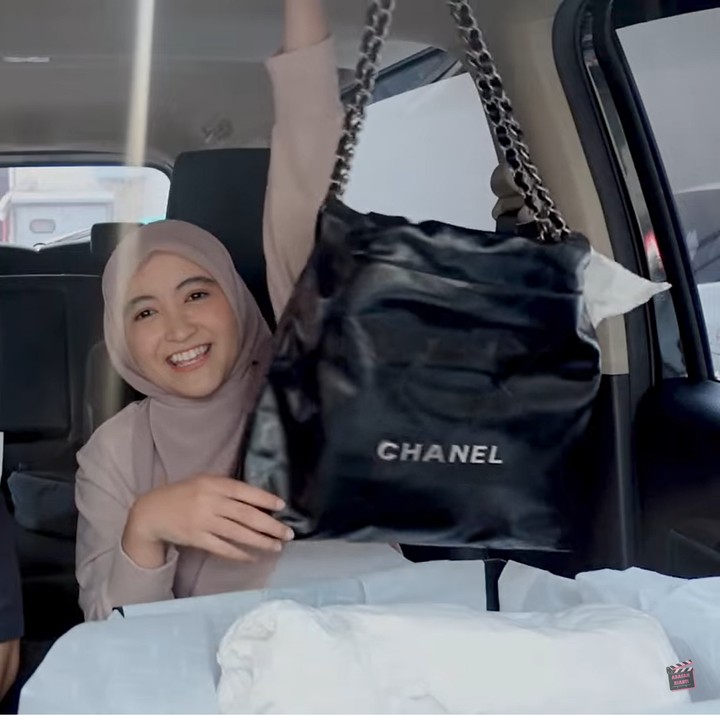 <p>Arafah Rianti tak henti mengucapkan terima kasih kepada Steven Wongso meski sempat dibuat kesal dengan kejutan kue dorayaki. "Aku sebenarnya, kamu cuma dateng doang dan ngajak aku makan aja aku sudah senang, lho. Apalagi kalau kayak gini, aku senang banget. Makasih ya.." tuturnya. Arafah juga mengatakan bahwa ini merupakan pertama kalinya seseorang memberikan hadiah mewah kepadanya, Bunda. "Ini adalah barang termahal yang pernah aku dapat," ungkap Arafah. (Foto: YouTube Arafah Rianti)</p>