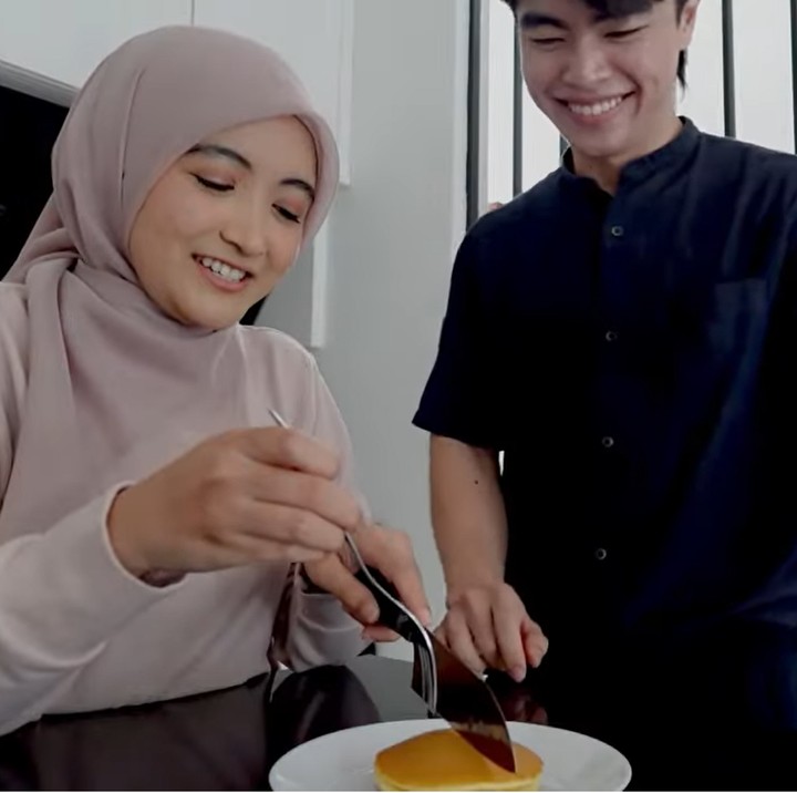<p>Meski sedikit kecewa, Arafah tetap meniup lilin ulang tahun dan memotong kue dorayaki tersebut. "Kita tuh enggak boleh terlalu banyak makan gula, itu positifnya. Jangan lihat dari harganya, tapi dari niatnya," Steven berkelakar. "Iya, iya," jawab Arafah lesu. (Foto: YouTube Arafah Rianti)</p>