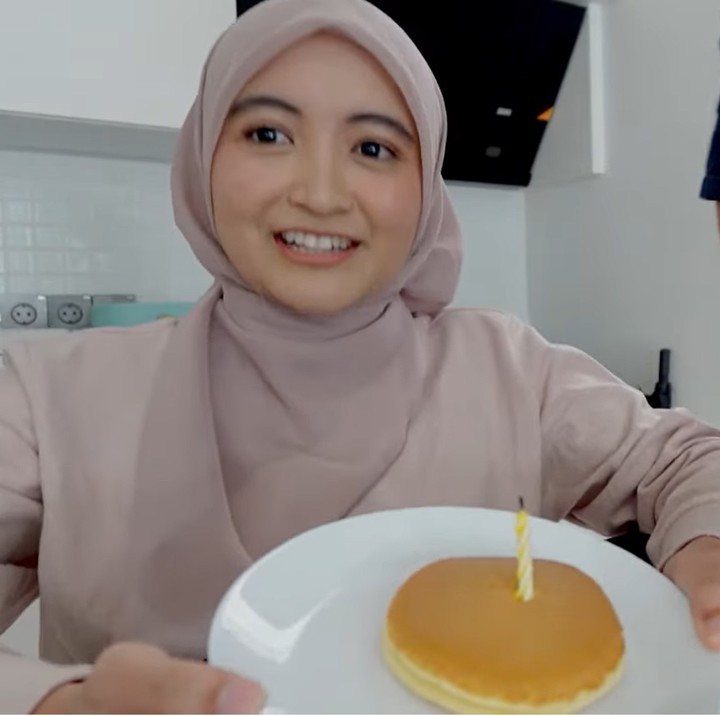 <p>Akan tetapi, harapan Arafah pupus ketika Steven Wongso hanya membawa sebuah kue dorayaki sebagai <em>surprise</em> untuk ulang tahunnya. Bahkan, Steven hanya berencana untuk mengajak Arafah makan siang di restoran yang berlokasi tak jauh dari rumah Arafah. (Foto: YouTube Arafah Rianti)</p>