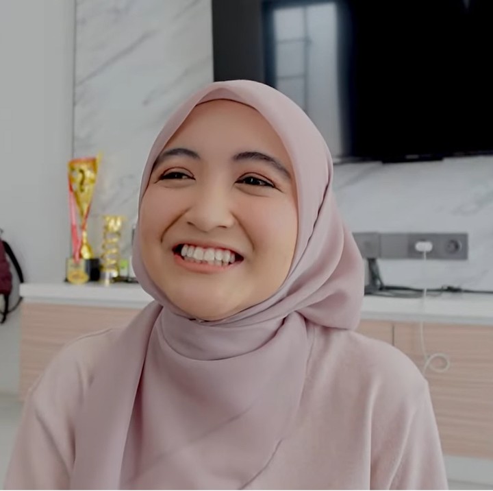 <p>Aktris sekaligus komika Arafah Rianti mendapat kejutan spesial saat berulang tahun yang ke-27 pada 2 September 2024. Pada hari ulang tahunnya, YouTuber Steven Wongso mengajaknya untuk menikmati makan siang. Hal itu membuat Arafah kegirangan, Bunda. "Aku daritadi cengar-cengir. Aku diajak makan kayak <em>lunch</em> gitu. Hari ini kan aku ulang tahun. Bukannya aku kepedean, tapi dia pasti mau merayakan ulang tahun aku," ucap Arafah dalam tayangan vlognya. (Foto: YouTube Arafah Rianti)</p>