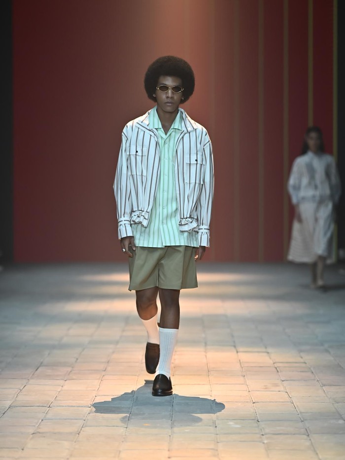 Bukan hanya memadukan ragam garis, varian warna memikat turut menyusun koleksi. Mulai dari warna bumi seperti krem, beige, abu-abu, coklat dengan sentuhan hijau, hingga warna-warni cerah/ Foto: Dok. Plaza Indonesia Men's Fashion Week