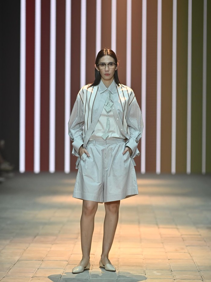 Siluet santai dan klasik tetap mudah dipadukan ditunjukkan pada sejumlah looks. Di sisi lain, desain yang lebih formal atau semi-formal juga ditawarkan dengan sentuhan kekinian, seperti potongan crop, siluet balon, layering, hingga ornamen 3D yang menonjolkan kesan playful/ Foto: Dok. Plaza Indonesia Men's Fashion Week
