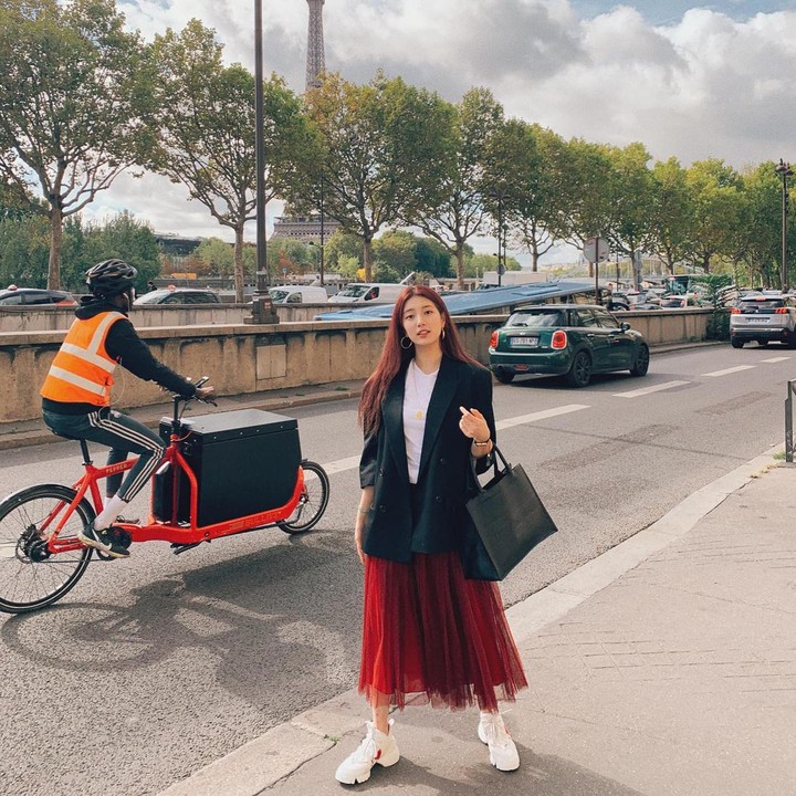 <p>Bae Suzy juga terlihat modis saat memadukan <em>blazer</em> hitam-putih dengan rok <em>tutu</em> berwarna merah marun. Ia juga memakai <em>handbag</em> warna hitam dan sepatu <em>sneakers</em> putih. (Foto: Instagram @skuukzky)</p>