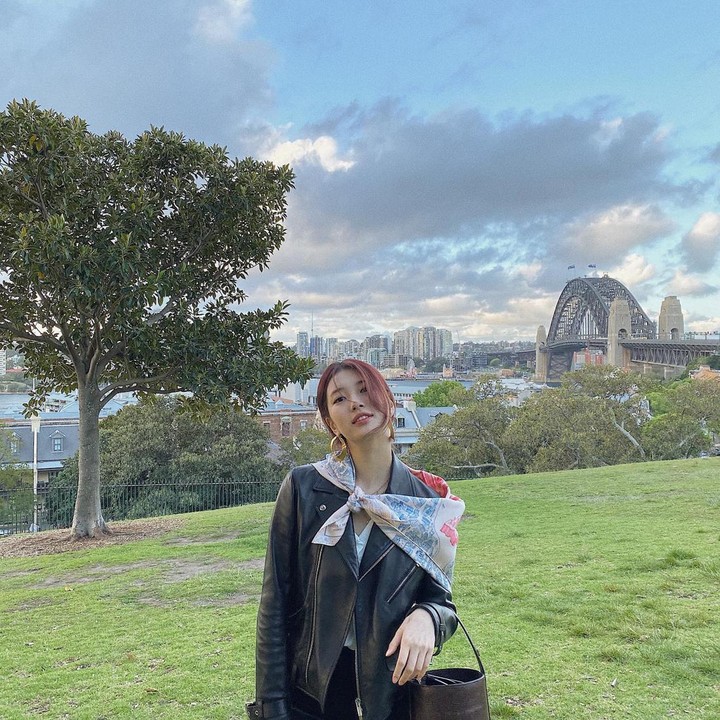 <p>Gaya modis Bae Suzy dengan<em> leather jacket</em> dan slayer etnik membuatnya tampak <em>stunning</em> ya, Bunda? Penampilannya disempurnakan memakai<em> loop earrings</em> dan <em>handbag</em> mungil warna hitam. (Foto: Instagram @skuukzky)</p>