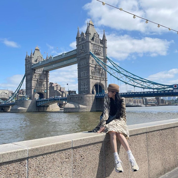 <p>Bae Suzy kerap berlibur ke luar negeri di sela-sela kesibukannya. Saat <em>traveling,</em> ia selalu tampil <em>stylish</em> dengan <em>outfit</em> yang menarik. Tengok saja potretnya saat berada di London. Bae Suzy memakai baju bermotif animal <em>stripes</em> yang dipadukan bersama topi dan sepatu <em>sneakers.</em> (Foto: Instagram @skuukzky)</p>