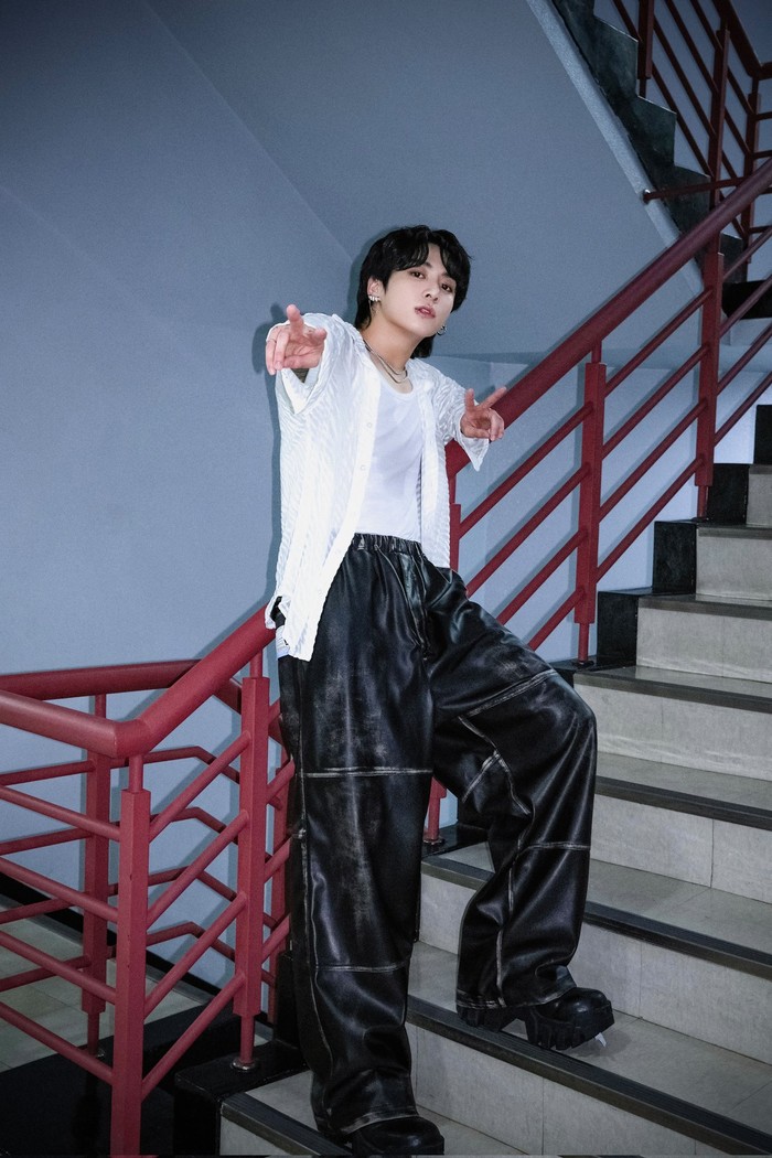 Debut solo Jungkook BTS dengan album bertajuk “GOLDEN” menerima banyak dukungan dan cinta. Tak heran jika pemilik julukan Golden Maknae ini dinobatkan sebagai solois K-Pop terbaik abad ke-21 kelima versi Gallup Korea. / Foto: x.com/bts_bighit