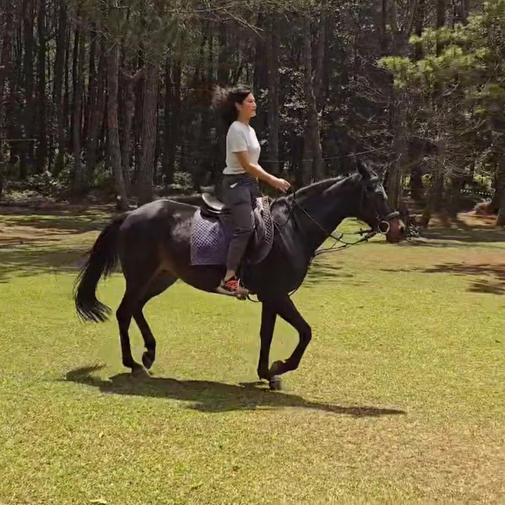 <p>Dian Sastrowardoyo memang terlihat keren dalam potret-potret tersebut, ya? Bagaimana menurut pendapat Bunda?(Foto: Instagram @therealdisastr)</p>