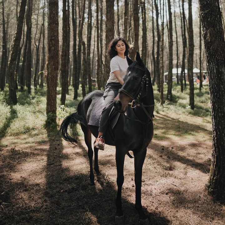 <p>Unggahan Dian sontak mendapat banyak reaksi dari rekan sesama artis hingga netizen. Saat artikel ini Bubun tulis, potret-potret tersebut mendapat lebih dari 33 ribu likes dan ratusan komentar. (Foto: Instagram @therealdisastr)<br /><br /><br /></p>