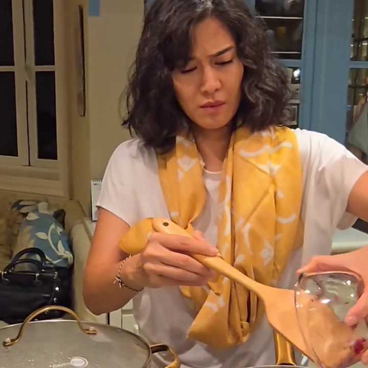 <p>Dian Sastrowardoyo baru-baru ini mengunggah video memasak di rumah. Ia beraksi di dapur untuk membuat <em>spaghetti bolognese.</em> Dian bahkan membuat sausnya dari nol tanpa menggunakan bumbu instan yang biasa dijual di pasaran. Ia mencampurkan pasta tomat dan daging cincang untuk dipadukan dengan <em>spaghetti</em> yang disajikan bersama keju <em>parmesan.</em> (Foto: Instagram @therealdisastr)</p>